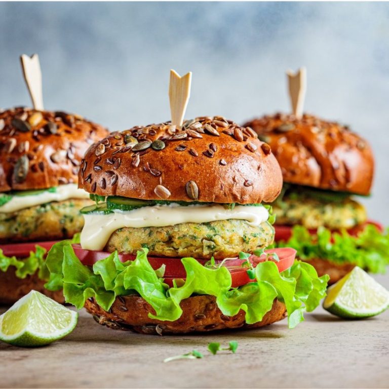 Drei Burger mit Haferbrötchen, Salat, Tomate und einer grünen Frikadelle.